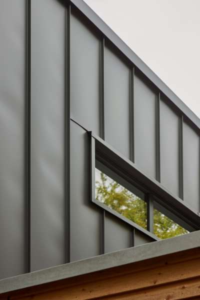 Steel profiles and wooden panels in stylish façade installation, Geibelstraße 18, 23611 Bad Schwartau